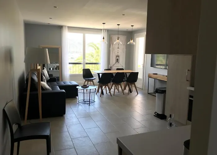 Appartement plein centre Saint Florent face au port